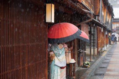 Kanazawa, Japonya kışın Higashi Chaya bölgesinde.