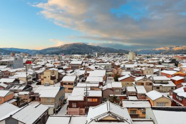 Wajima, Ishikawa, Japonya kışın alacakaranlıkta gökyüzüne yükselir..