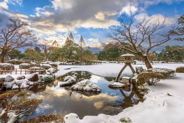 Kanazawa, Ishikawa, Japonya kışın erken saatlerde Kenrokuen Bahçeleri 'nde..