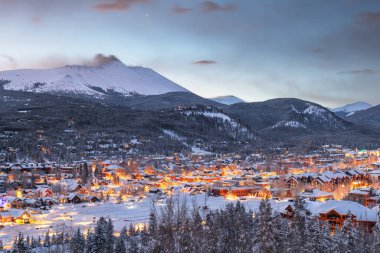 Breckenridge, Colorado, ABD şehir silüeti kışın şafak vakti.