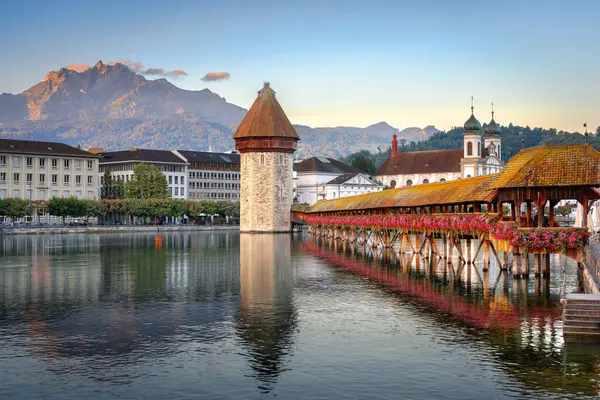 Lucerne, İsviçre 'de, Ruess Nehri' nde, Mt. Pilatus.