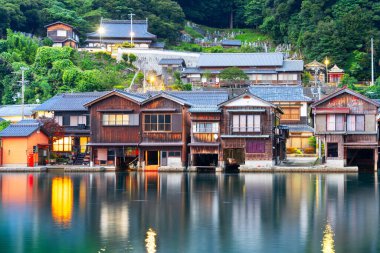 Kyoto, Japonya 'da Funaya kayıkhaneleri ve Ine Körfezi' nde alacakaranlıkta.