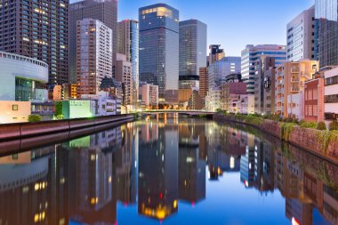 Osaka, Japon şehri alacakaranlıkta nehir manzarası.