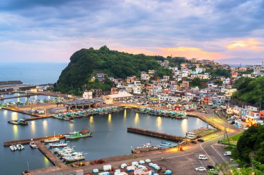 Saikazaki, Wakayama, Japonya alacakaranlıkta balıkçı limanında. Bölge 