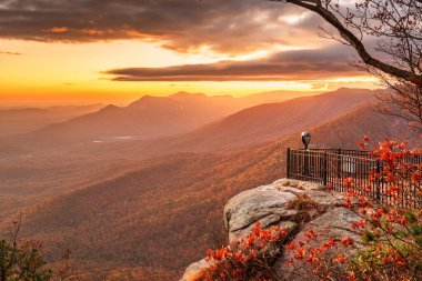 Table Rock State Park, Güney Carolina, ABD sonbaharda alacakaranlıkta manzara.