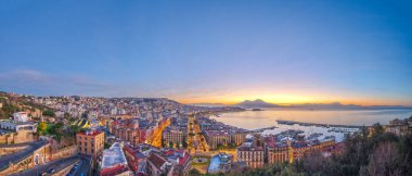 Napoli, İtalya 'nın havadan silueti körfezde Mt. Vezüv şafakta.