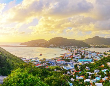 Philipsburg, Sint Maarten, Hollanda Antilleri Büyük Tuz Göleti 'nin şafak vakti manzarası.