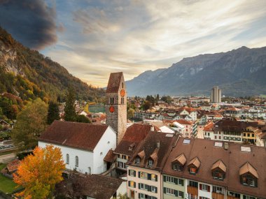 Interlaken, İsviçre Şafakta meydanın yukarısından.