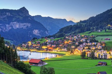 Engelberg, Switzerlan Eugenisee Gölü ve Alpleriyle.