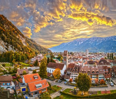Interlaken, İsviçre Şafakta meydanın yukarısından.