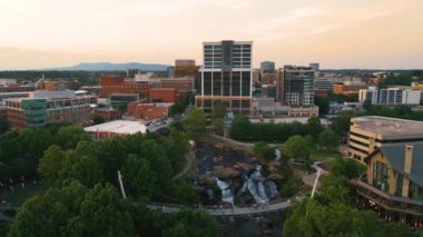 Greenville, Güney Carolina şafakta Reedy Creek 'teki Falls Park' ta..