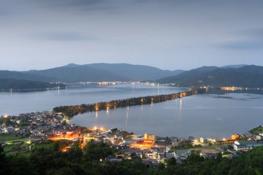 Amanohashidate, Kyoto, Japonya Alacakaranlıktaki kumsala bakan.