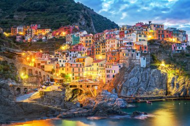 Manarola, La Spezia, alacakaranlıkta Cinque Terre 'de İtalya kıyı manzarası.