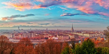 Torino, Piedmont, İtalya alacakaranlıkta Köstebek Antonelliana ile ufuk çizgisi.