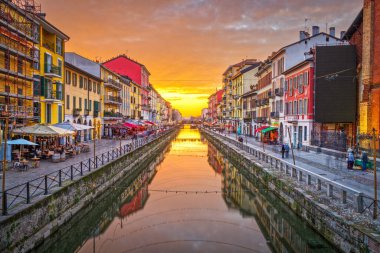 Naviglio Kanalı, Milan, Lombardy, İtalya dramatik bir altın saat gökyüzü.