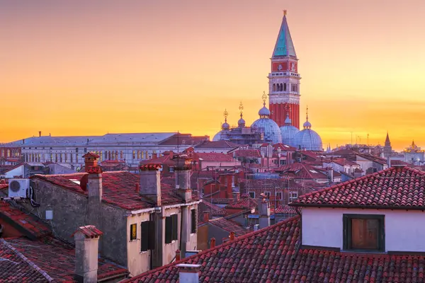 Venedik Talya Nın Alacakaranlıktaki Çatı Üstü Manzarası — Stok fotoğraf
