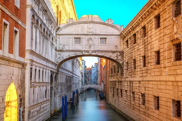 Sabahın Erken Saatlerinde Talya Venedik Çekiş Köprüsü — Stok fotoğraf
