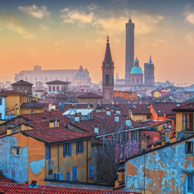 Bolonya, İtalya 'nın çatısı ufuk çizgisi ve alacakaranlıkta ünlü tarihi kuleler.