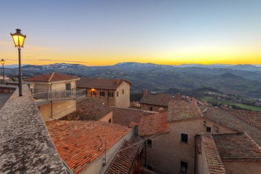 San Marino Cumhuriyeti Alacakaranlıkta.