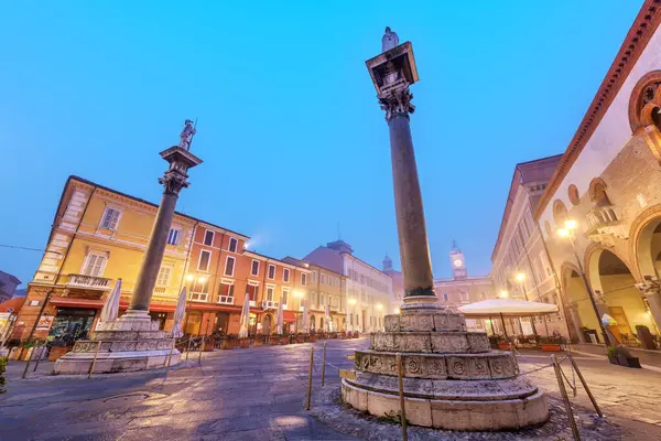 Ravenna Itálie Náměstí Piazza Del Popolo Orientačními Benátskými Sloupy Soumraku — Stock fotografie