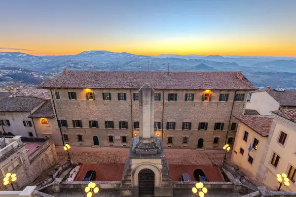 San Marino Cumhuriyeti Alacakaranlıkta.