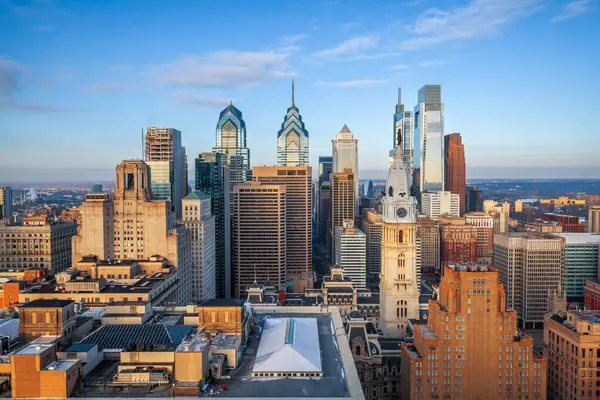Philadelphia Pennsylvania Yhdysvallat Keskusta Kaupungin Horisonttiin Hämärässä — kuvapankkivalokuva