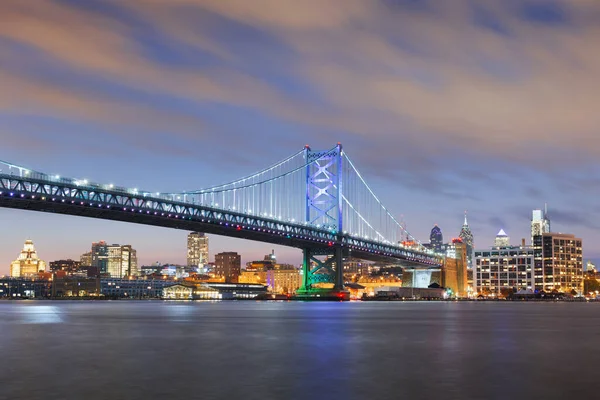 Philadelphia Pennsylvania Yhdysvallat Horisonttiin Delaware Joen Ben Franklin Bridge Hämärässä — kuvapankkivalokuva