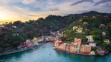 Portofino, İtalya Alacakaranlıktan Geceye kadar güzel kıyı manzarası.