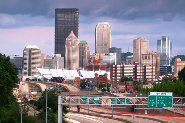 Pittsburgh Pennsylvania Usa Downtown City Skyline Looking Highways Dusk — kuvapankkivalokuva