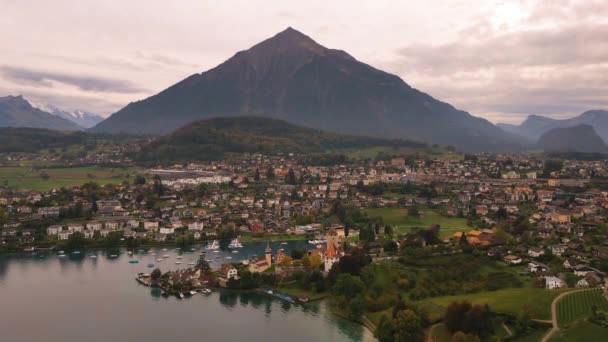 Spiez Zwitserland Met Het Kasteel Aan Het Thunermeer — Stockvideo