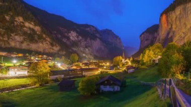 Lauterbrunnen, İsviçre Sonbahar mevsimi boyunca güzel bir sabah manzarası.