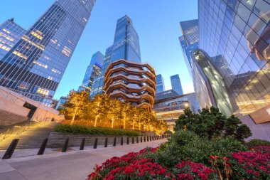 Hudson Yards, New York, New York, ABD mavi saatte şehir manzarası.