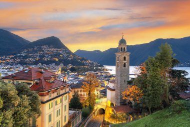 Lugano, İsviçre sonbaharda şafak vakti Lugano Gölü 'nde..