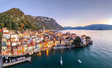 Varenna, İtalya alacakaranlıkta Como Gölü 'nün üzerinden izlendi.