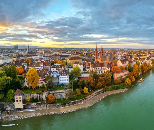 秋天黄昏时瑞士巴塞尔莱茵河畔 — 图库照片