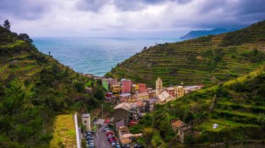 Manarola, İtalya Cinque Terre Bölgesi 'nde Noel sezonu boyunca alacakaranlıkta aydınlatma ile.