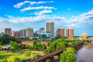 Richmond, Virginia, ABD şehir manzarası James Nehri üzerinde.