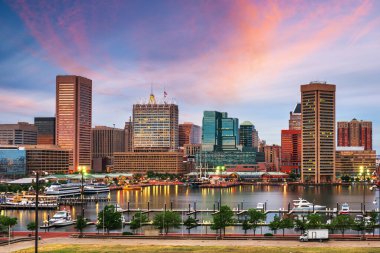 Baltimore, Maryland, ABD Skyline Inner Harbor alacakaranlıkta.