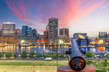 Baltimore, Maryland, ABD Skyline Inner Harbor alacakaranlıkta.