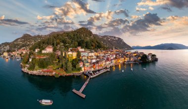 Varenna, İtalya alacakaranlıkta Como Gölü 'nün üzerinden izlendi.