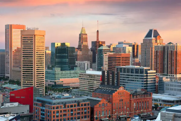 Baltimore, Maryland, ABD Skyline Alacakaranlıkta Inner Harbor üzerinde.