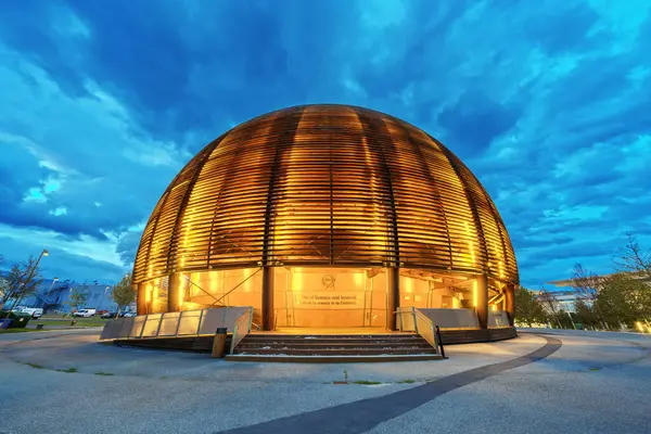 ジュネーブ スイスツーラーランド October 2023 青時におけるカーンビジターセンター 研究センターは世界最大の粒子物理学研究所を運営しています — ストック写真