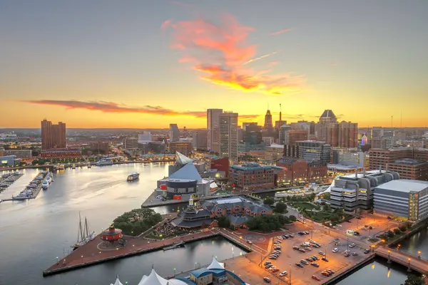 Baltimore Maryland Yhdysvallat Skyline Yli Sisäsataman Hämärässä — kuvapankkivalokuva