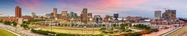 Baltimore Maryland Yhdysvallat Skyline Inner Harbor Hämärässä — kuvapankkivalokuva