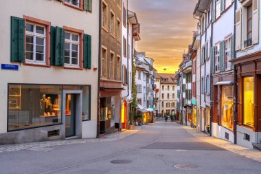 Basel, İsviçre Eski Şehir 'de altın saatinde.