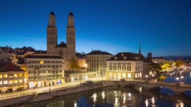 Zürih, İsviçre Şafak vakti Limmat Nehri 'ne bakıyor.