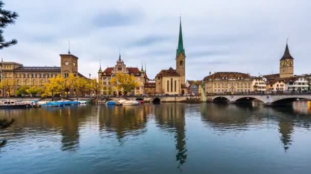 Zürih Sviçre Limmat Nehri Üzerindeki Tarihi Şehir Manzarası Alacakaranlıktan Geceye — Stok video