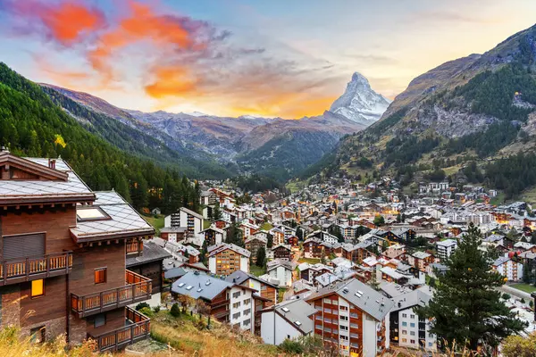 Zermatt Schweiz Alpendorf Mit Dem Matterhorn Der Abenddämmerung lizenzfreie Stockfotos