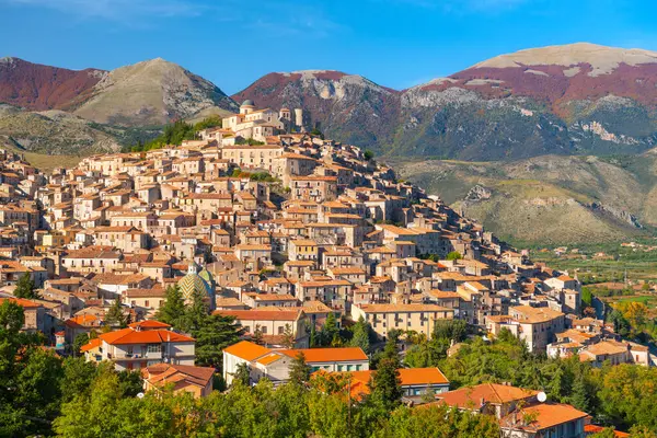 カラブリア地域のコシエンツァ県のイタリアの丘の町モラノ カラブロ ロイヤリティフリーのストック写真