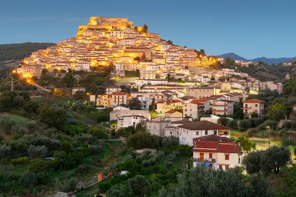 ロッカ インペリアーレ イタリアカラブリア地方の夜の丘の上の町 ストック写真